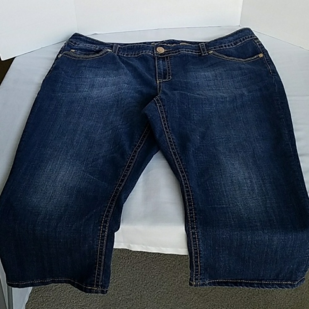 Seven7 Distressed Woman's Dark Wash Jean Capris 26